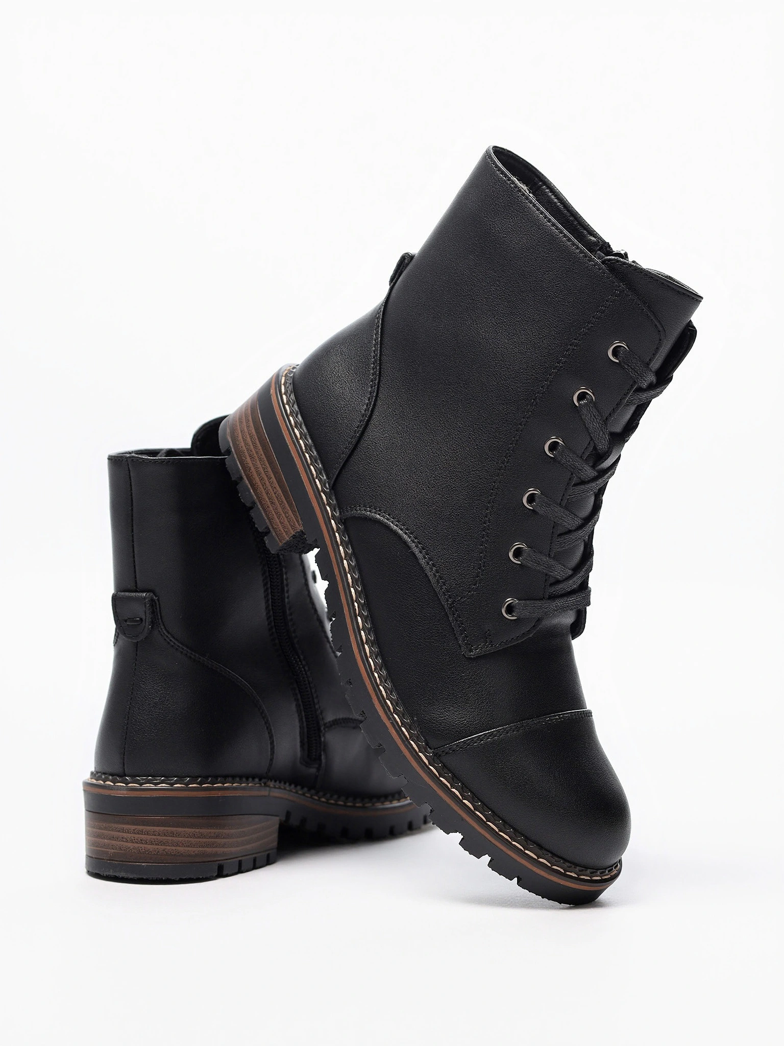 Ботинки черного цвета на среднем каблуке